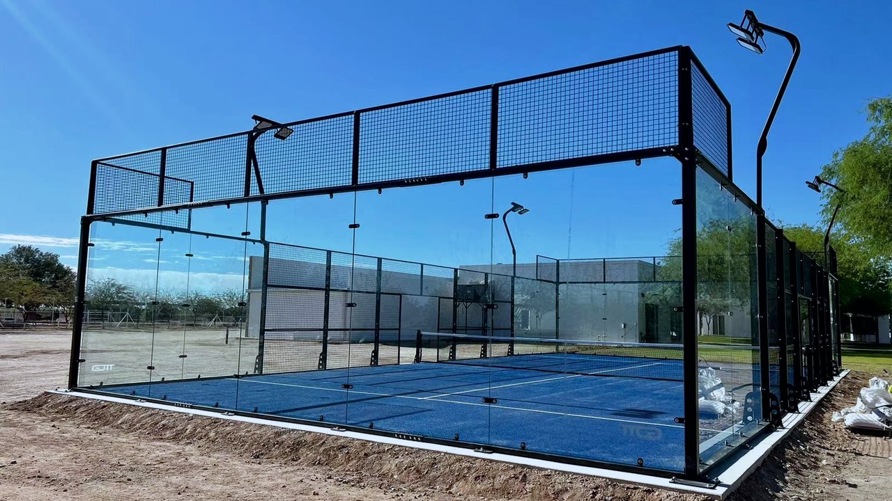 Installierter Super Panorama Court im Freien, raumhohe Glasstirnseiten ohne Eckpfosten