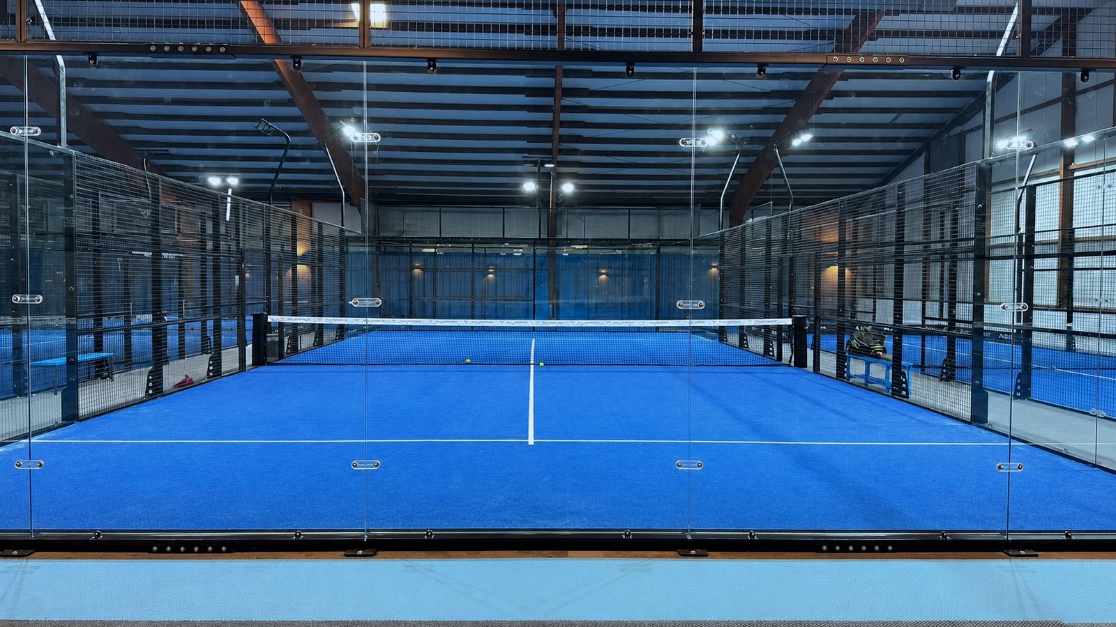 Panorama Court in der Halle, von hinten durch die Glasstirnseite gesehen, Gitterfelder an den Längsseiten