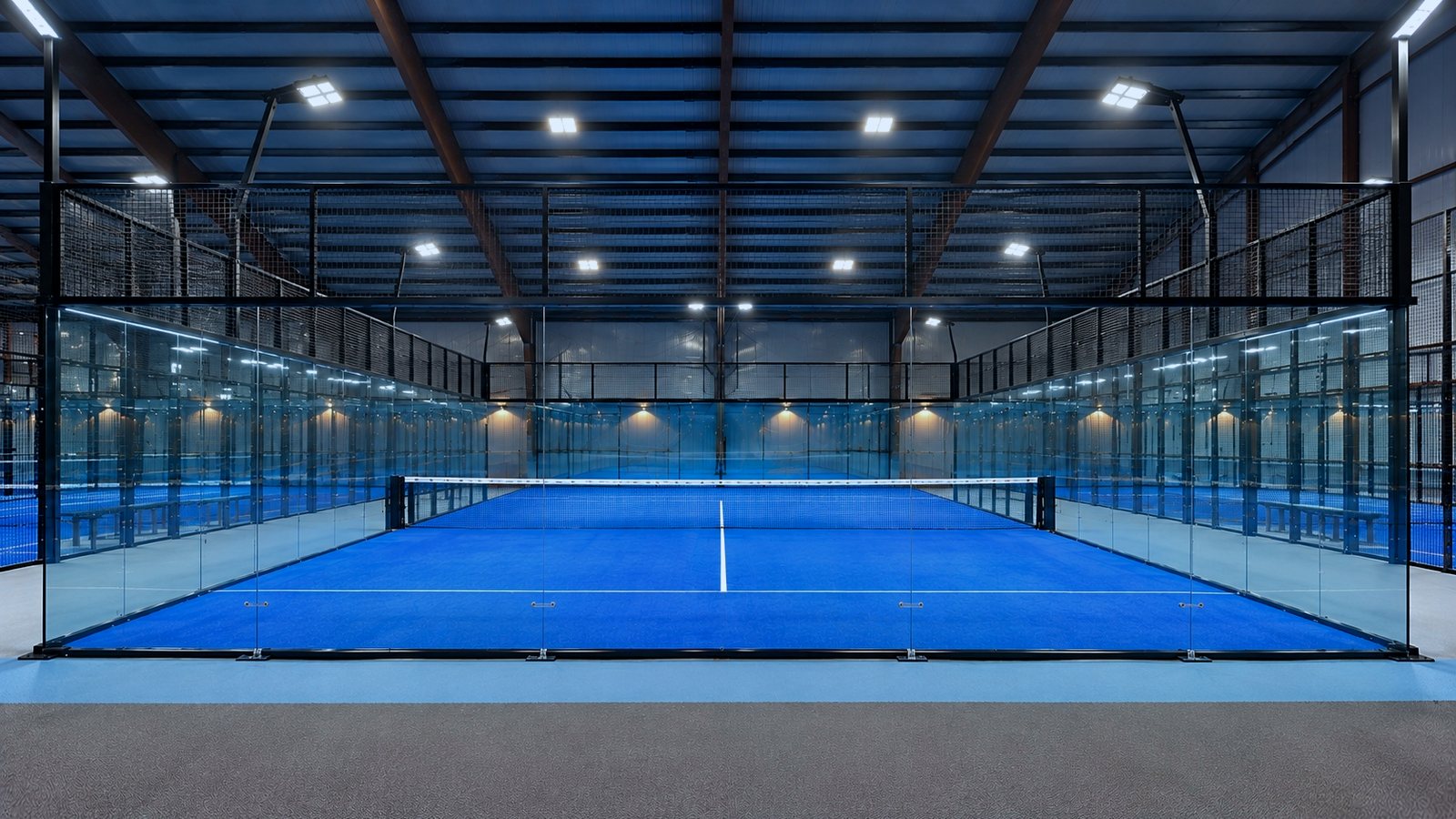 Super Panorama Court in der Halle, von hinten durch die Glasstirnseite gesehen, Glas auch entlang der Längsseiten