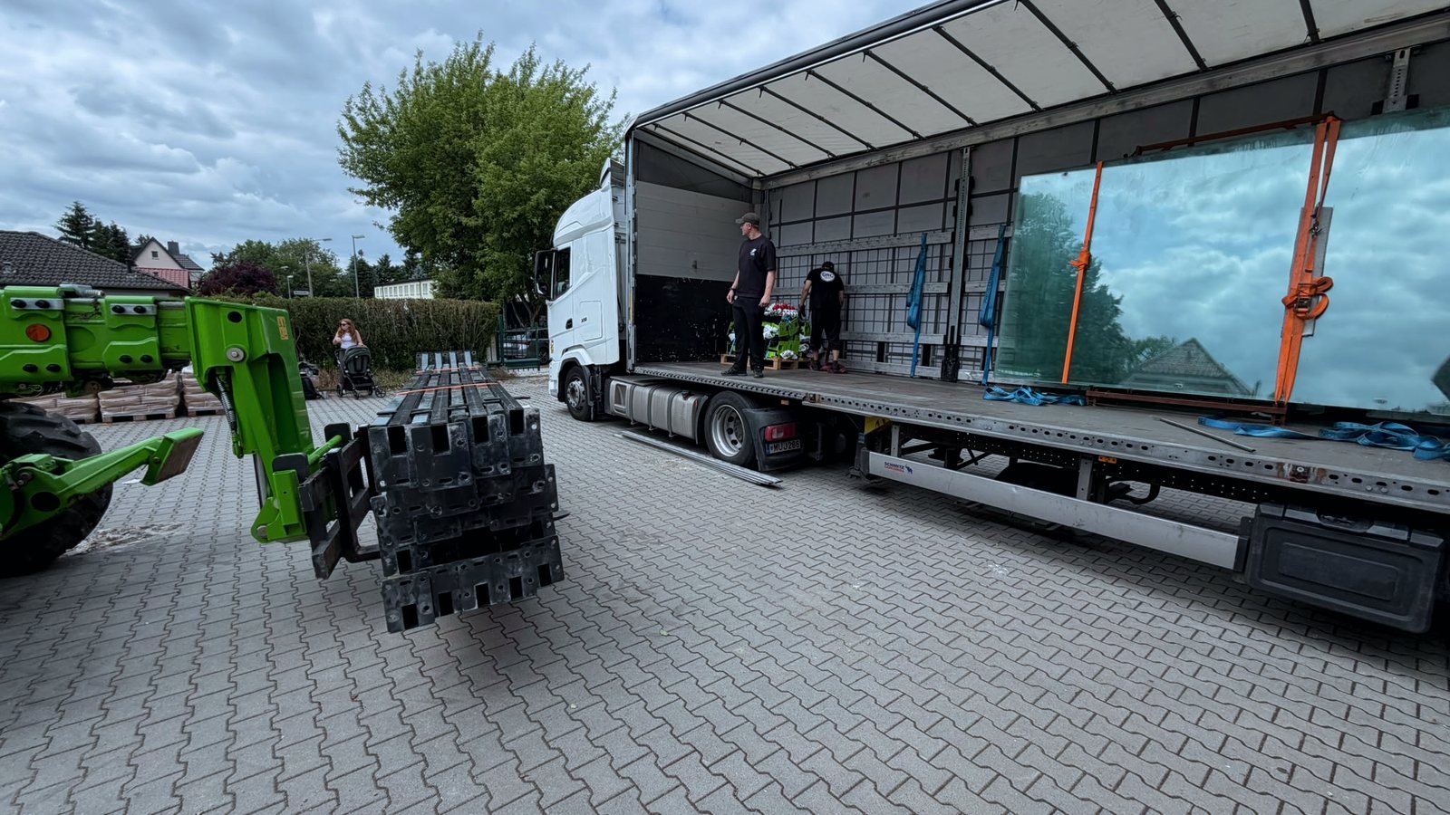 Glasscheiben werden mit einem Teleskoplader vom Lkw entladen